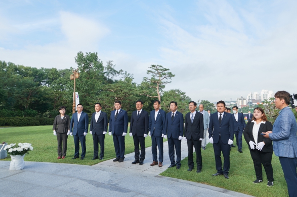제4대 여주시의회 현충탑 참배