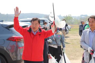 여흥동 출렁다리 남단 환경정화