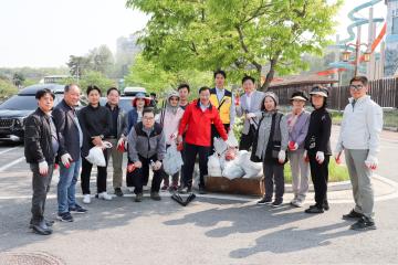여흥동 출렁다리 남단 환경정화