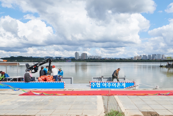 어장관리선 진수식 및 치어방류